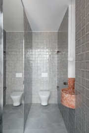 Mosaico hidráulico em forma de losango aplicado numa casa de banho projectado pelo atelier Aurora Arquitectos