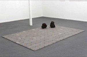 mosaico hidraulico com o padrão Arco em cinzento com linhas azuis numa instalação plástica premiada na feira de Arco em Madrid em 2013m da autoria das artistas Júlia rometti e Victor Costales