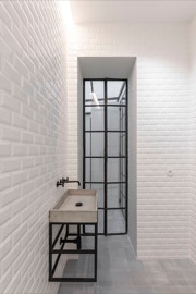 Mosaico hidráulico monocromático numa casa de banho projectada pelo atelier A.3 Arquitectos