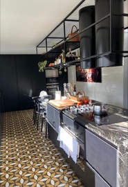 mosaico hidráulico padrão Flor aplicado numa cozinha em Cascais