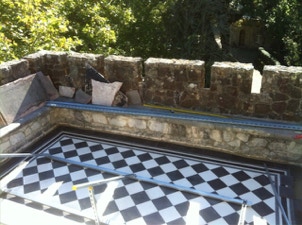 mosaico hidráulico em xadrez clássico preto e branco 