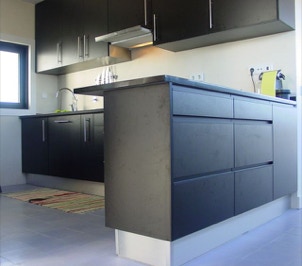 mosaico hidráulico monocromático aplicado numa cozinha na Arrifana