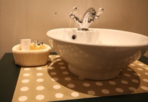 mosaico hidráulico ref Bolinhas num suporte de lavatório no Residentas Apóstolo em Lisboa