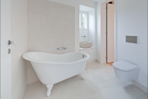 mosaico hidraulico no pavimento numa casa de banho projectada pelos arquitectos Pedro Rogado e Leonor Venâncio