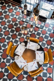 mosaico hidráulico Laços G e lisos a decorar o pavimento na restaurante "Infame" no Hotel 1908 em Lisboa