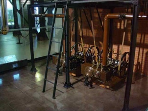 mosaico hidraulico 20cm monocromático ref 911 castanho e mosaico rectangular 9,8x4,7 cm laranja ref 813 no Museu da Electricidade em Lisboa