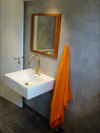 Mosaicos hidráulicos monocromáticos da Projecto Mosaico nas paredes e nos pavimentos numa casa de banho na Dinamarca.