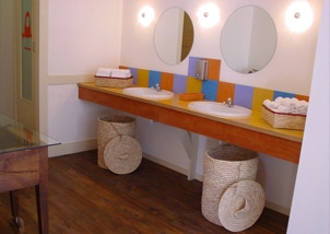 mosaico hidráulico como backsplash do lavatório  