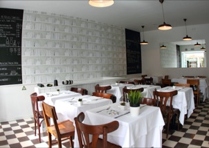 mosaico hidráulico monocromático aplicado em xadrez num restaurante em Lisboa