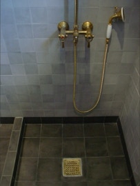 Mosaicos hidráulicos monocromáticos da Projecto Mosaico nas paredes e nos pavimentos numa casa de banho na Dinamarca.