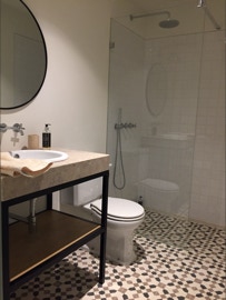 mosaico hidráulico da Projecto Mosaico ref Braço de Prata no piso duma casa de banho num projeto do atelier Paralelozero 