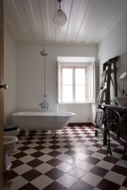 Mosaico hidráulico 20x20cm  em xadrez aplicado numa casa de banho em Lisboa