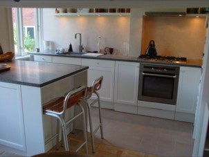 mosaico hidráulico monocromático aplicado numa cozinha na Dinamarca