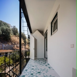 mosaico hidráulico 9,8x9,8cm monocromáticos e com padrão de meia esquadria aplicado numa varanda em Lisboa num projecto de Sofia saraiva e Pedro Rogado