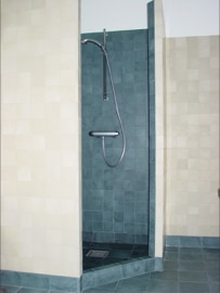 Mosaicos hidráulicos monocromáticos da Projecto Mosaico nas paredes e nos pavimentos numa casa de banho na Dinamarca.