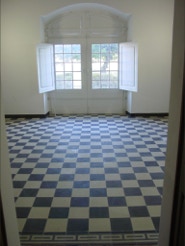 mosaico hidraulico 20cm monocromático preto e branco aplicado em xadrez rematado com a faixa ref Patudos no Museu José Relvas em Alpiarça