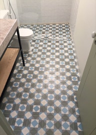 mosaico hidráulico da Projecto Mosaico ref Estrela 4C no piso numa casa de banho num projeto do atelier Paralelozero 