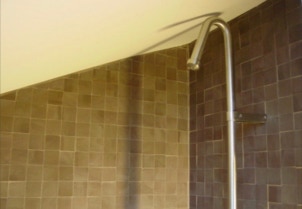 mosaico hidráulico 4,7x4,7 cm ref 913 aplicação mural num chuveiro