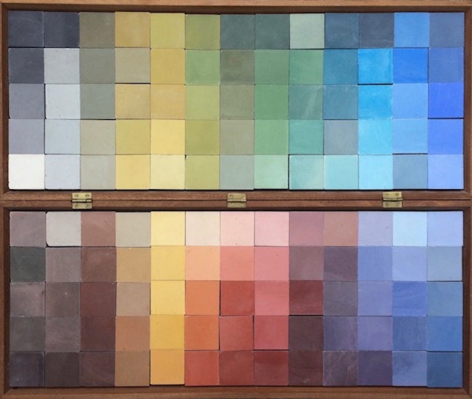 A empresa Projecto Mosaico e os seus objetivos. Aqui uma fotografia da nossa caixa de amostras de cores.