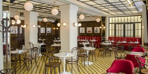 mosaico hidráulico com o padrão Janelas em tons de amarelo, preto e branco aplicado no piso do bistro da Browns Hotel em Lisboa