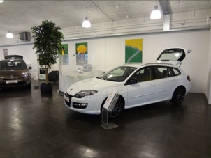 mosaico hidraulico monocromático preto ref 401 aplicado no pavimento de um stande de automóveis na Dinamarca