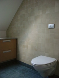 Mosaicos hidráulicos monocromáticos da Projecto Mosaico nas paredes e nos pavimentos numa casa de banho na Dinamarca.