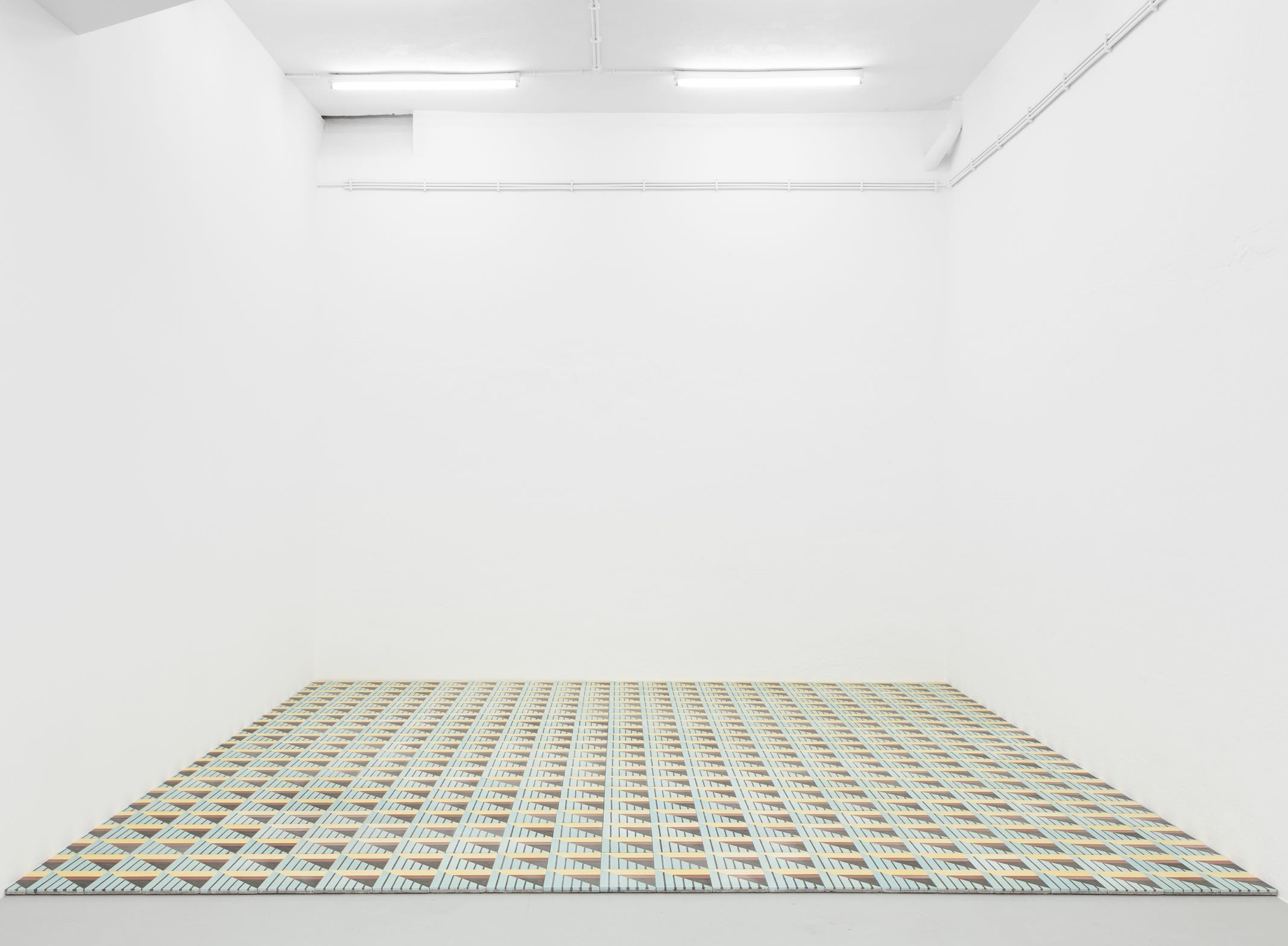 O mosaico hidráulico padrão "Engel" da Projecto Mosaico integrado na instalação Piso, 2018 da exposição na Kunsthalle Lissabon da autoria do artista Leonardo Engel