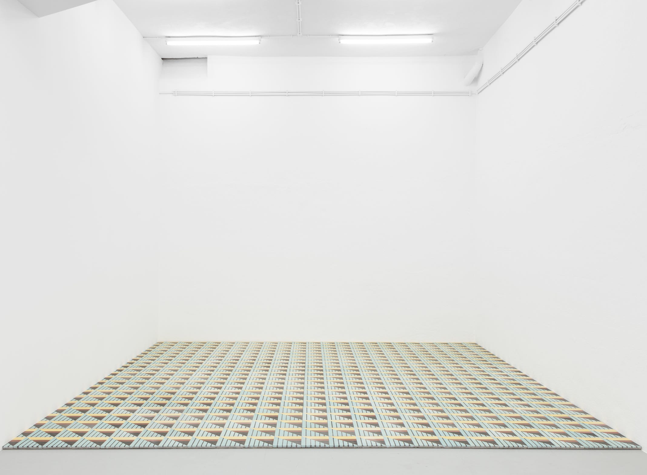 O mosaico hidráulico padrão "Engel" da Projecto Mosaico integrado na instalação Piso, 2018 da exposição na Kunsthalle Lissabon da autoria do artista Leonardo Engel
