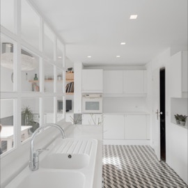 mosaico hidráulico padrão caixa P aplicado numa cozinha em Lisboa