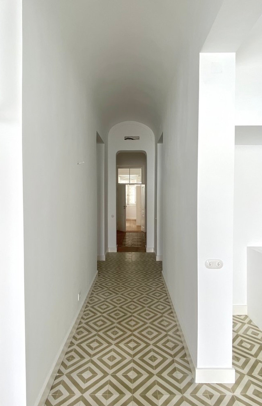O padrão Riscas D da Projecto Mosaico num apartamento em Lisboa pela arquitecta Raquel Blanco