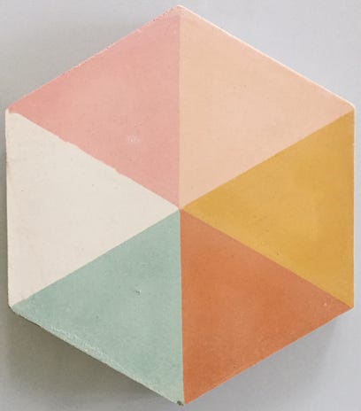 Um mosaico hidráulico hexagonal da Projecto Mosaico com padráo em tons de pastel