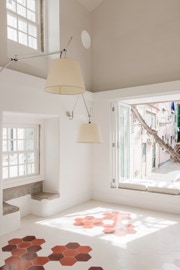 mosaico hidrálico hexagonal monocromático aplicado na casa de fado "Casa da Severa" em Lisboa