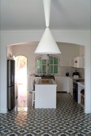 mosaico hidráulico padrão Sao Lourenço 4C aplicado numa cozinha no Algarve