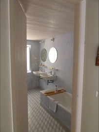 Pavimento em mosaico hidráulico da Projecto Mosaico ref: Caixa P numa casa de banho projectada por Appleton Domingos Arquitectos.