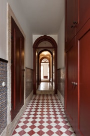 mosaico hidráulico padrão Laços G aplicado no piso de um hall de entrada no Porto