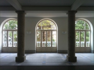 mosaico hidráulico monocromático em cinzento, preto e azul aplicado numa pousada na Serra de Estrela