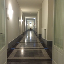 mosaico hidráulico monocromático cinzento, preto e azul aplicado num corredor da pousada da Serra de Estrela num projecto de arquitectura do Souto Moura Arquitectos