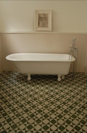 mosaico hidráulico da Projecto Mosaico ref Estrela 2C no piso duma casa de banho projectada pela arquitecta Marta Campos