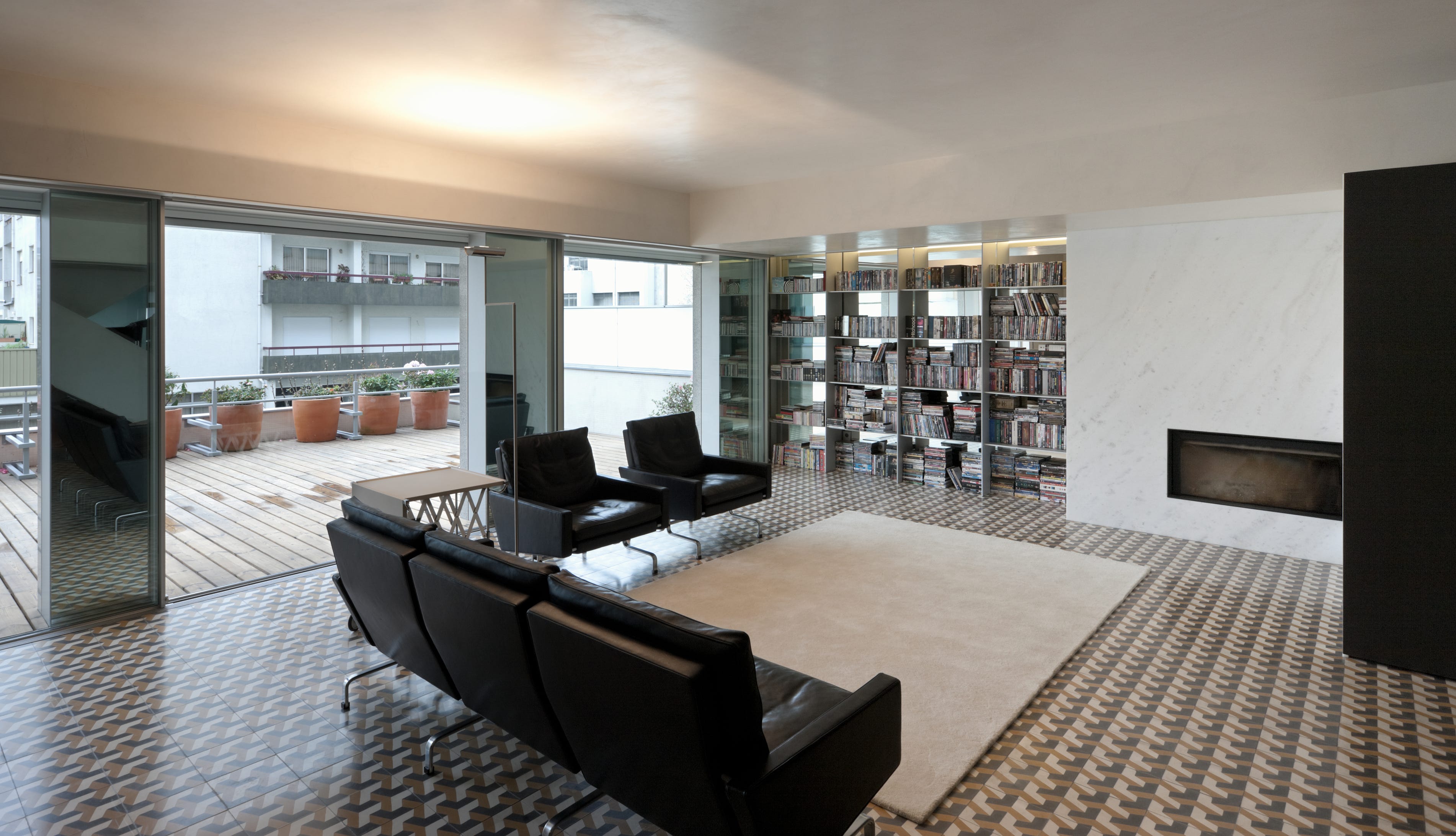 Mosaico hidráulico padrão Tétris num apartamento em Brage pelos arquitectos Correia / Ragazzi Arquitectos