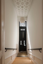 mosaico hidráulico padrão Escócia aplicado no piso de um hall de entrada no Porto