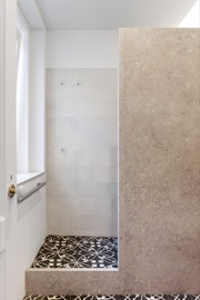 mosaico hidráulico ref: Hera no pavimento da casa de banho e duche projectada pela arquitecta Anne Demoustier