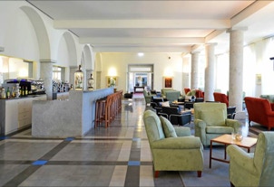 mosaico hidráulico monocromático cinzento, preto e azul aplicado no bar da pousada da Serra de Estrela num projecto de arquitectura do Souto Moura Arquitectos