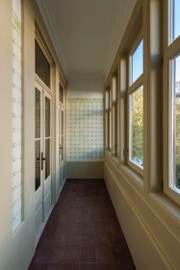 mosaico hidráulico monocromático aplicado no piso de uma marquise no Porto