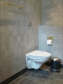 Mosaicos hidráulicos monocromáticos da Projecto Mosaico nas paredes e nos pavimentos numa casa de banho na Dinamarca.