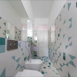 mosaico hidráulico nas paredes e pavimentos numa casa de banho projectada pelos arquitectos Sofia Saraiva e Pedro Rogado