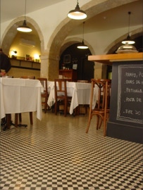 mosaico hidráulico com o padrão Ouros aplicado num restaurante em Lisboa